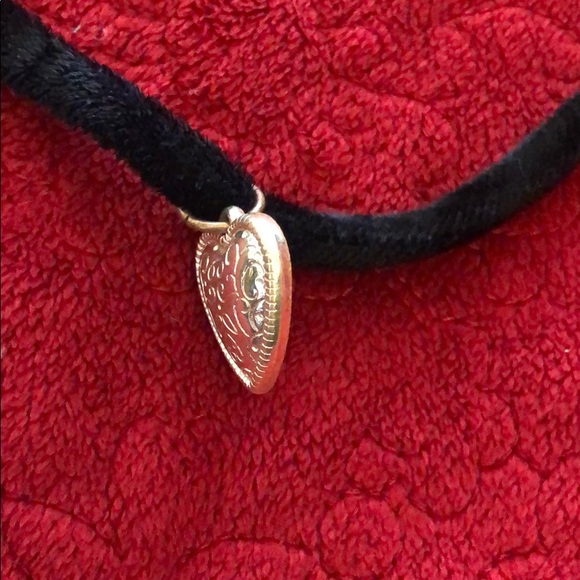 Silver Heart on Black Velvet Choker - Picture 5 of 5